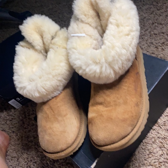 Tan big kid size 4.0 UGGs bow - Picture 2 of 4
